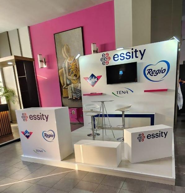 Stand blanco y rosa para marca corporativa