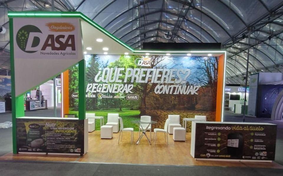 Stand de diseño verde con gráfica de gran formato